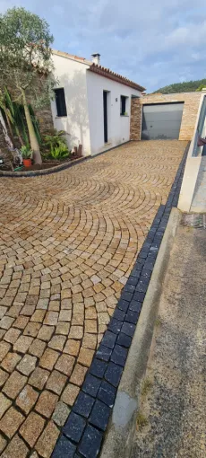 Pose en arceau de pavés granits d'une maison au Lavandou, Lavandou, N30