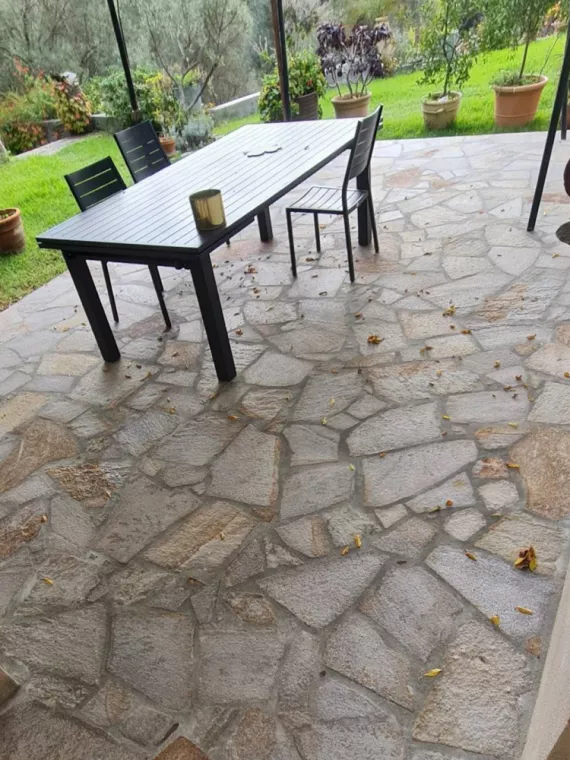 Dallage en pierre de granit pour une terrasse extérieure, Lavandou, N30