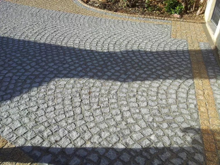 Mettre des pavés en arceaux de cercle sur une allée, Lavandou, N30