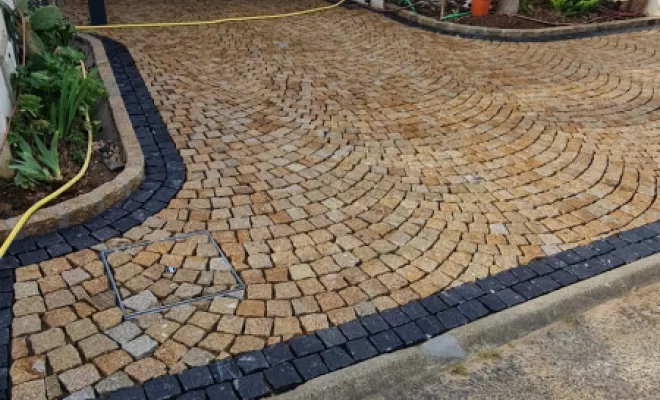 Pose en arceau de pavés granits d'une maison au Lavandou, Lavandou, N30