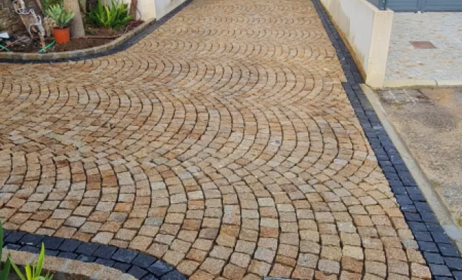 Pose en arceau de pavés granits d'une maison au Lavandou, Lavandou, N30