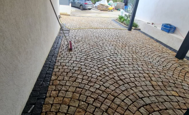 Pose en arceau de pavés granits d'une maison au Lavandou, Lavandou, N30