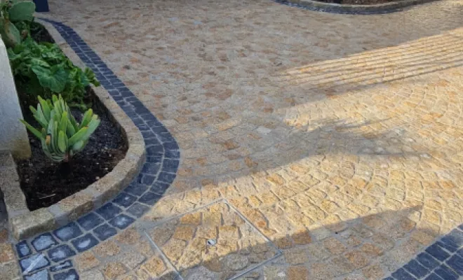 Pose en arceau de pavés granits d'une maison au Lavandou, Lavandou, N30
