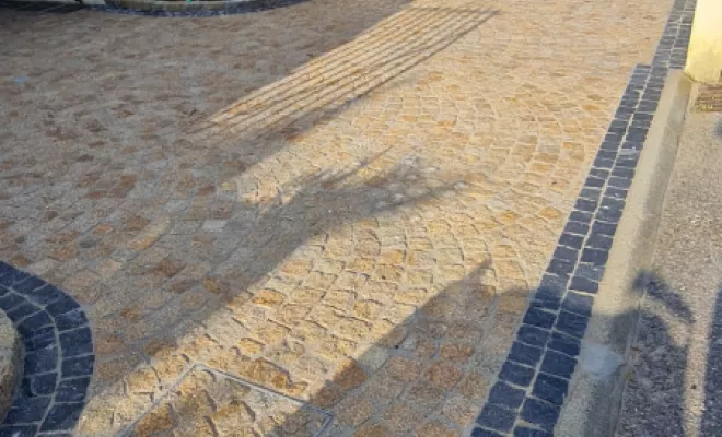 Pose en arceau de pavés granits d'une maison au Lavandou, Lavandou, N30