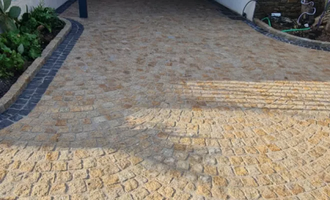 Pose en arceau de pavés granits d'une maison au Lavandou, Lavandou, N30