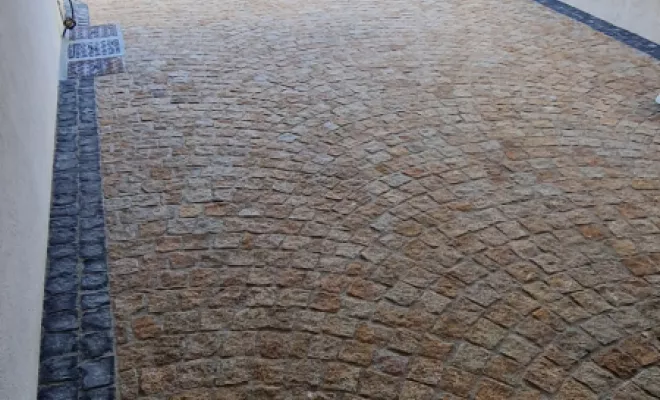 Pose en arceau de pavés granits d'une maison au Lavandou, Lavandou, N30